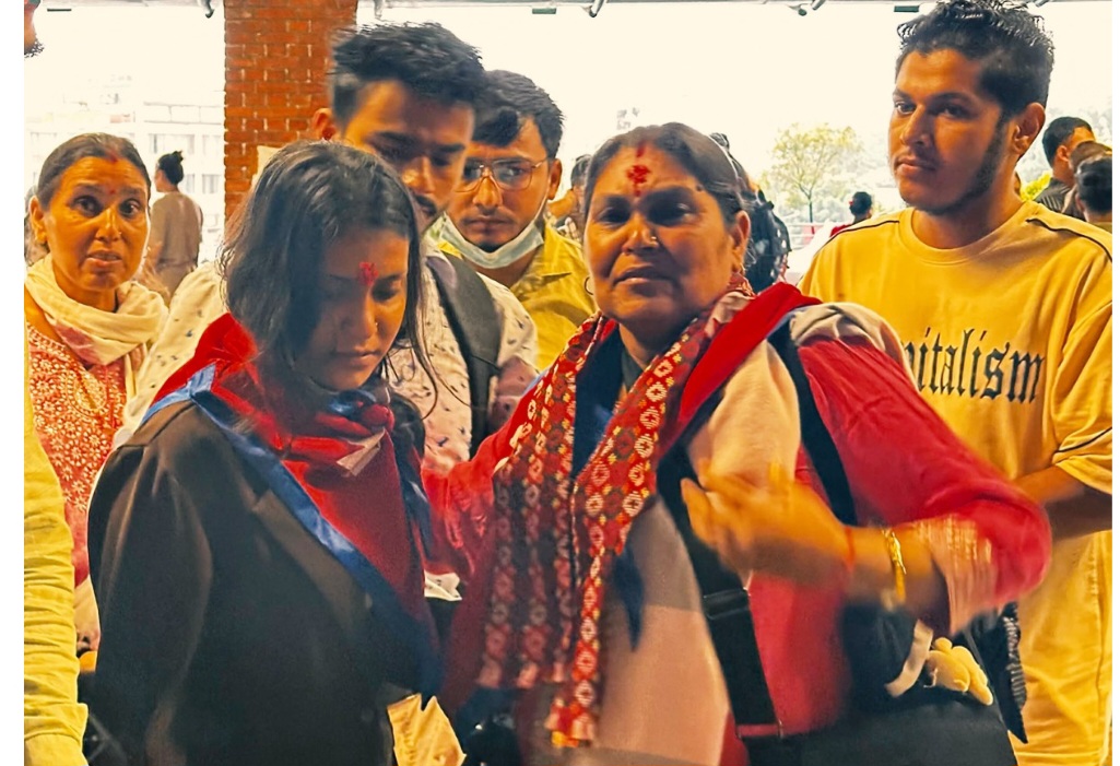 विपिनको खोजीका लागि इजरायल जान विमानस्थल पुगे आमा र बहिनी
